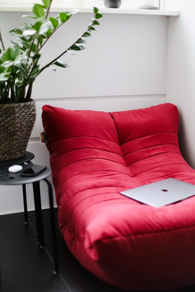 Les modèles cocooning de fauteuils avec tissu bouclé